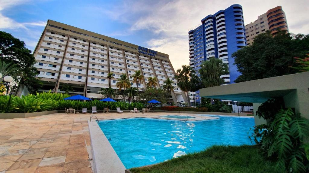Hotel com área externa arborizada